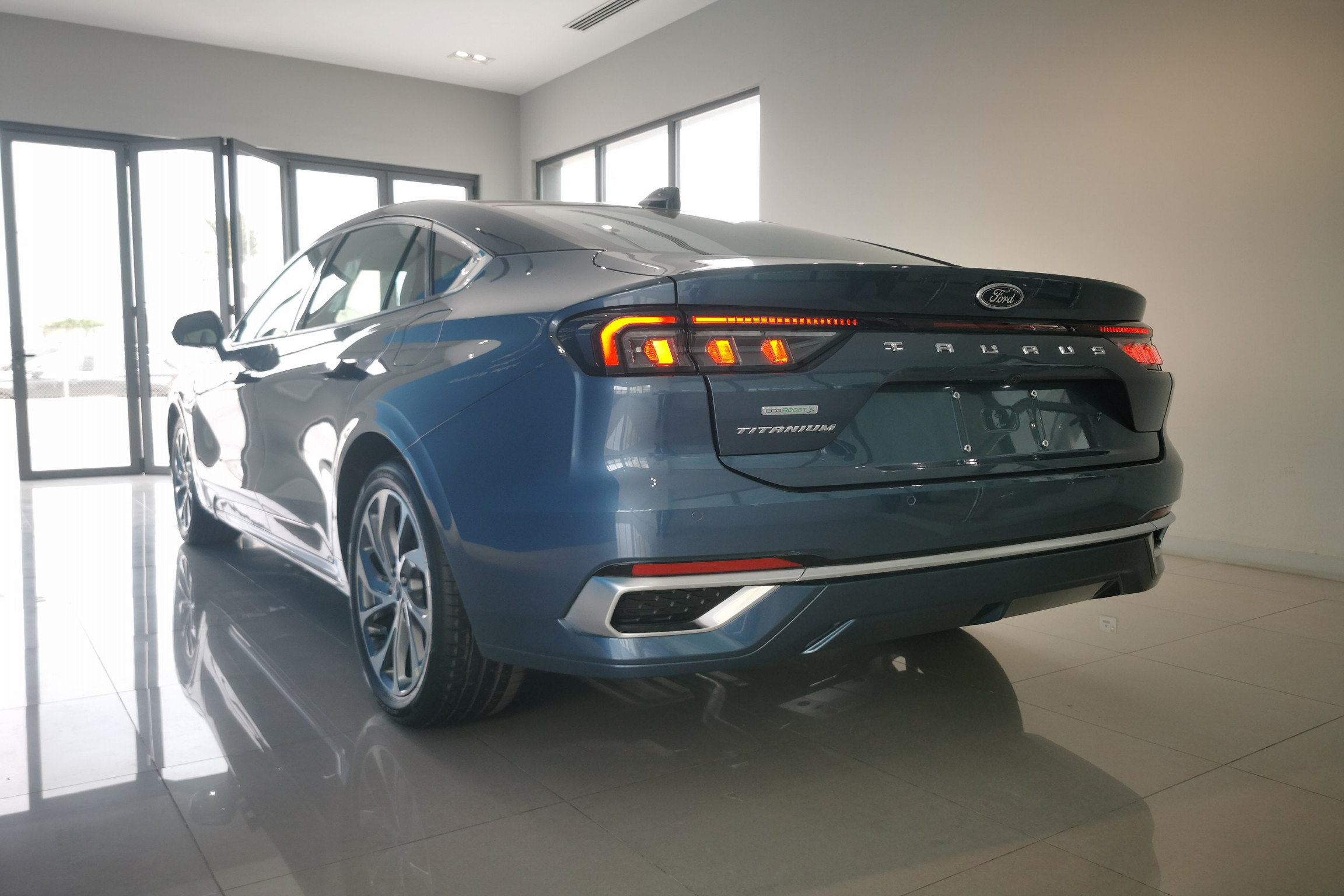 Datei:Ford Taurus  (Rear end, GCC Market)